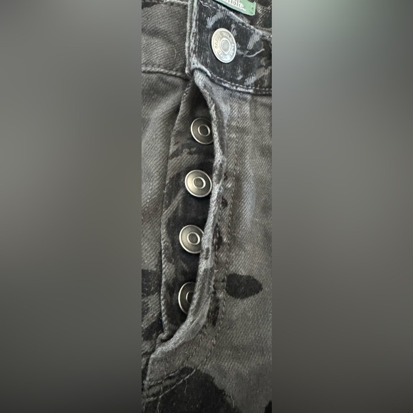 Black High-Rise Straight Jeans with Velvet Floral Detail 🖤 - Picture 4 of 7